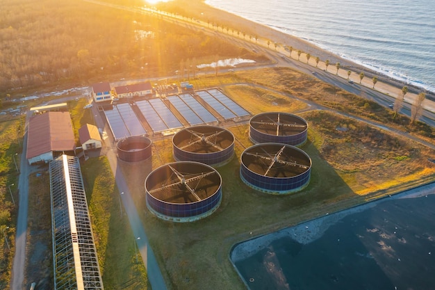 Vista aérea de la planta de tratamiento de aguas residuales junto al mar al atardecer tratamiento de aguas residuales industriales