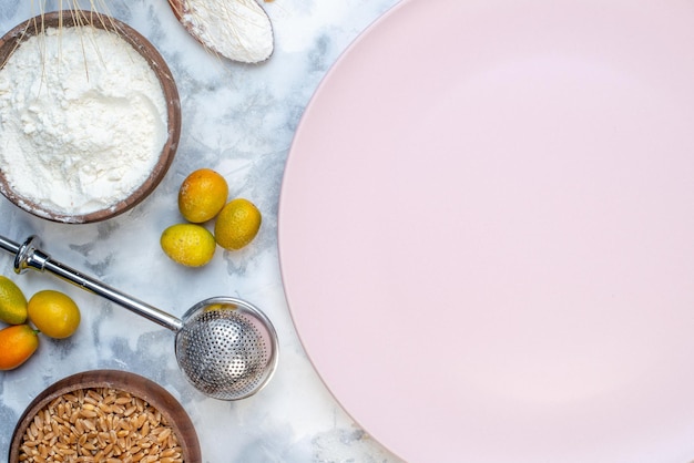 Vista aérea de un plato blanco vacío y comida fresca y saludable sobre un fondo de dos tonos