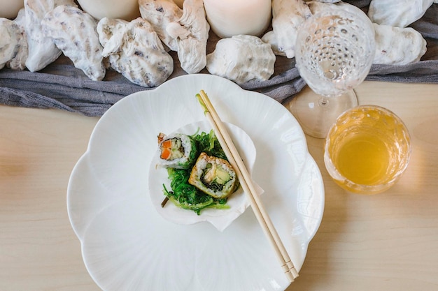 Vista aérea de platos de sushi y una mesa para una comida de celebración