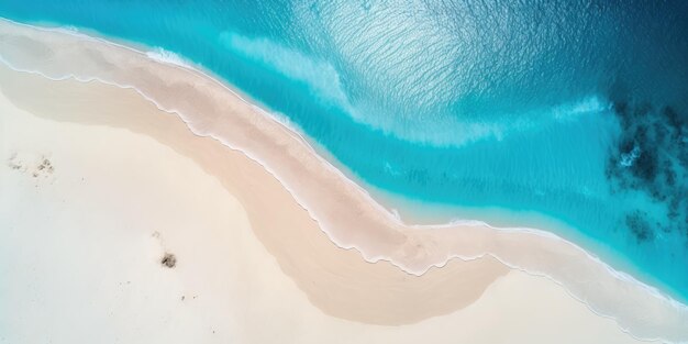 Una vista aérea de una playa con agua azul y arena.