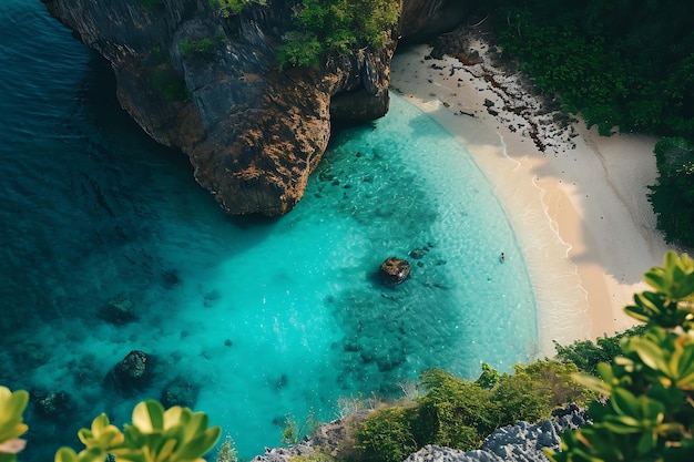 Una vista aérea de una playa aislada y acantilados capturados