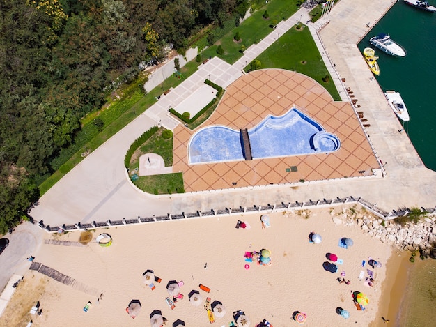 Vista aérea de la playa de arena cerca del mar y la piscina que no funciona durante la cuarentena de bloqueo cerca de Varna y Golden Beach, Bulgaria