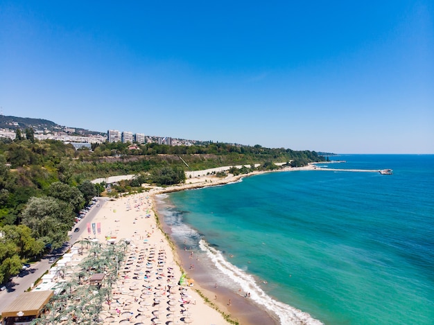 Vista aérea de la playa de arena y hoteles en Varna, Bulgaria