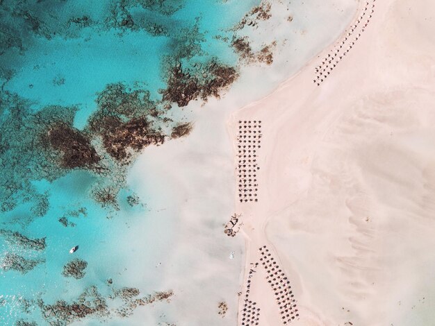 Vista aérea de una playa de arena en la isla de Creta, Grecia