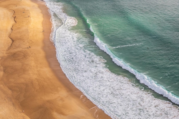 Vista aérea de la playa de arena en Nazare, Portugal