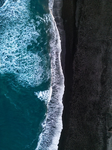 Foto vista aérea de la playa de arena negra de islandia