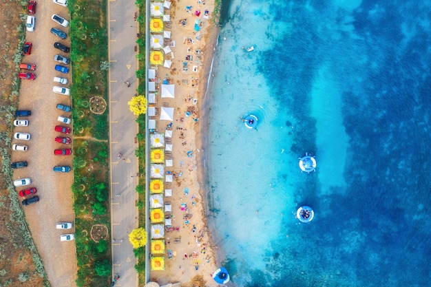 Vista aérea de la playa de arena con sombrillas mar azul en verano