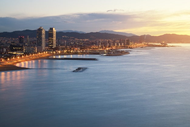 Vista aérea de la playa de Barcelona en noche de verano a lo largo de la playa en Barcelona, ​​España.