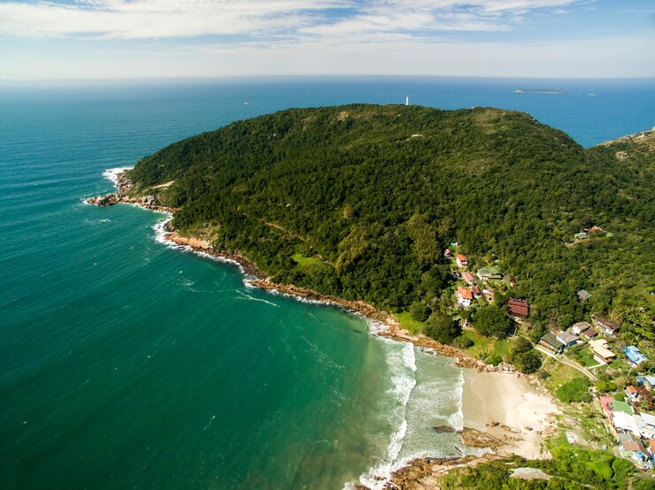 Vista aérea de la playa de Barra da Lagoa en Florianópolis, Brasil. Julio de 2017.