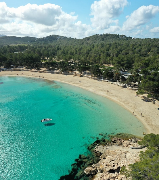 Foto vista aérea de la playa de cala bassa en ibiza