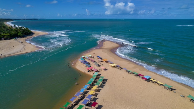 Vista aérea de la playa de Caraiva Porto Seguro Bahia Brasil Coloridas carpas de playa mar y río