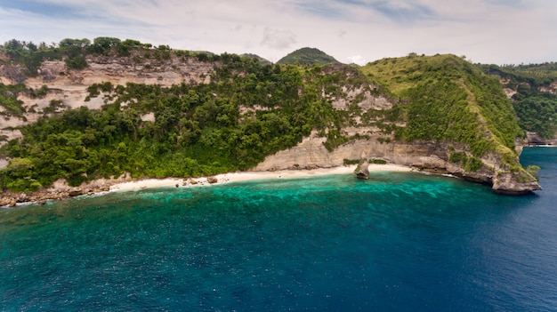 Vista aérea de playa desierta apenas accesible