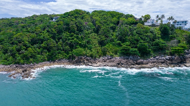 Vista aérea de la playa de Enseada en Guaruj, Brasil. rocas y mar azul en la costa.