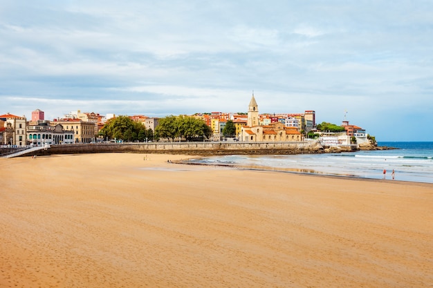 Foto vista aérea de la playa de gijón en el centro de la ciudad de gijón en asturias, españa