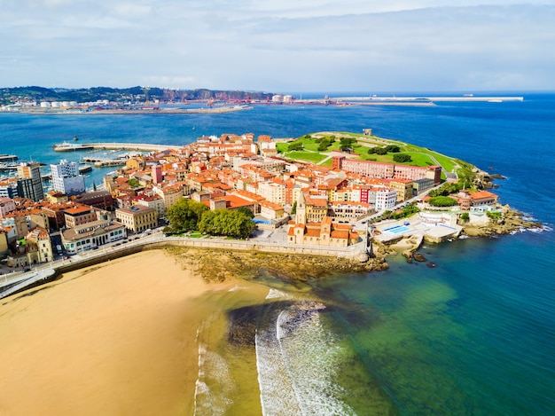 Foto vista aérea de la playa de gijón en el centro de la ciudad de gijón en asturias, españa