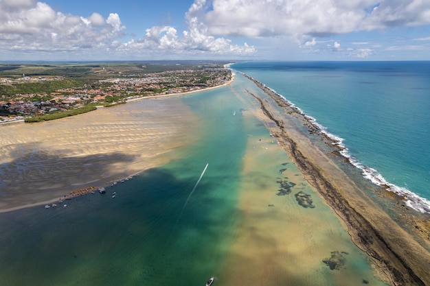 Vista aérea de la Playa de Gunga o "Praia do Gunga", con sus aguas claras y cocoteros, Maceio, Alagoas. Región noreste de Brasil.