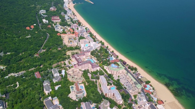 Foto vista aérea de la playa y hoteles en golden sands zlatni piasaci varna bulgaria