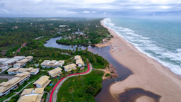 Vista aérea de la playa de Imbassai, Bahía, Brasil. Hermosa playa en el noreste con un río.