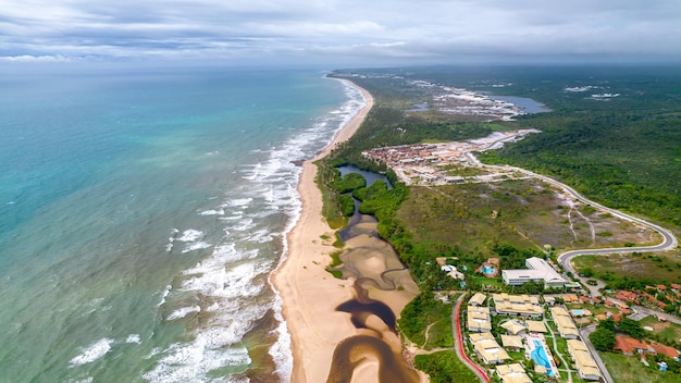 Vista aérea de la playa de Imbassai, Bahía, Brasil. Hermosa playa en el noreste con un río.