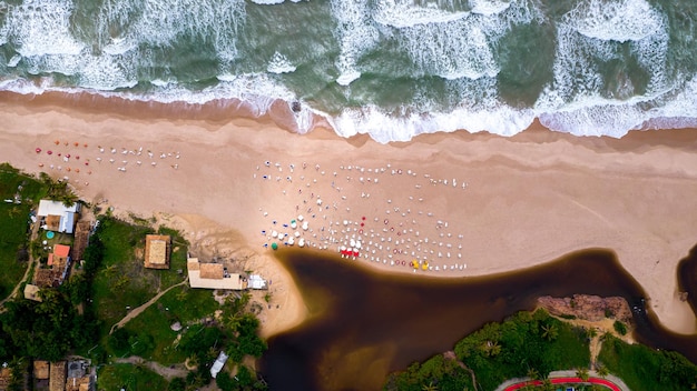 Vista aérea de la playa de Imbassai, Bahía, Brasil. Hermosa playa en el noreste con un río.