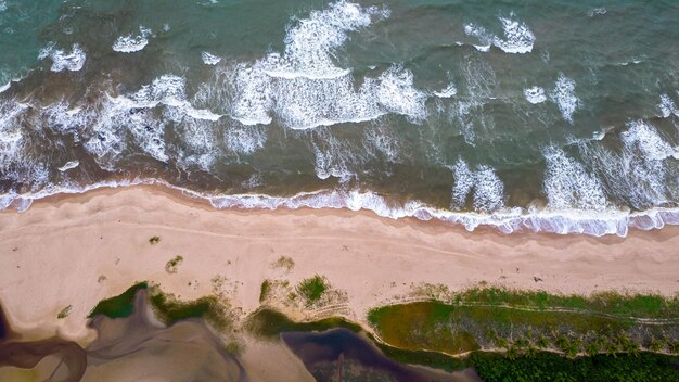 Vista aérea de la playa de Imbassai, Bahía, Brasil. Hermosa playa en el noreste con un río.