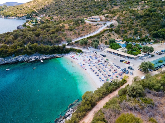 Vista aérea de la playa de la isla de Lefkada gente en tumbonas