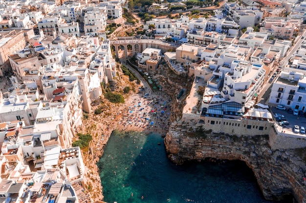 Vista aérea de la playa lama monachile cala porto en la ciudad italiana de Polignano a Mare.