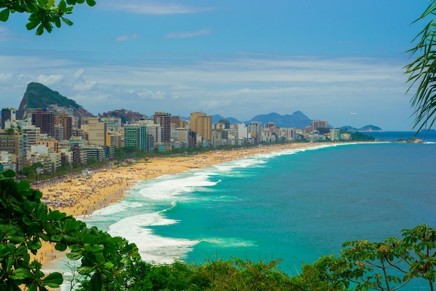 Vista aérea de la playa de Leblon en Río de Janeiro en verano lleno de gente.