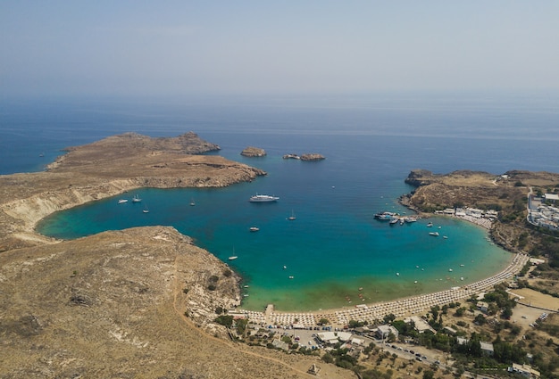 Vista aérea de la playa de Lindos, isla de Rodas