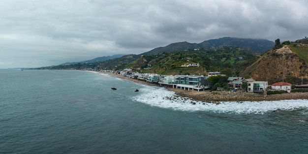 Vista aérea de la playa de Malibu en California cerca de Los Ángeles, Estados Unidos
