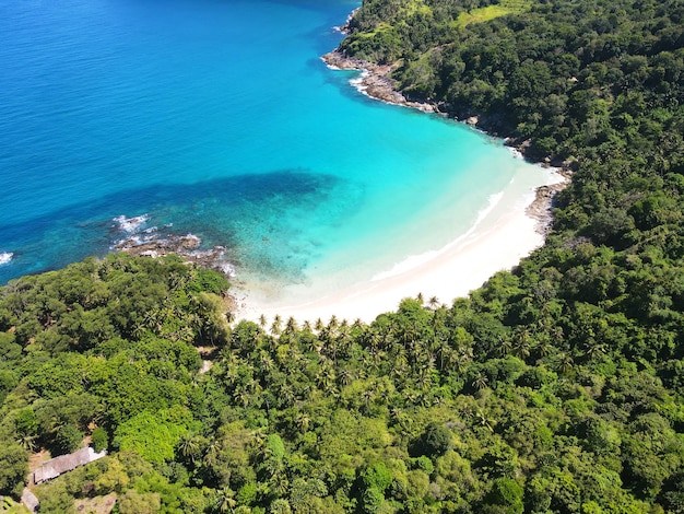 Vista aérea de la playa con mar azul