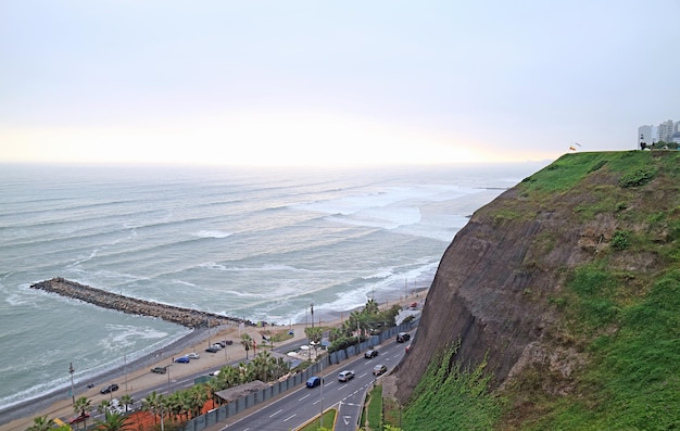 Vista aérea de la playa de Miraflores al atardecer en la costa del Pacífico, Lima, Perú, América del Sur