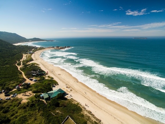 Vista aérea de la playa Mole (praia Mole) en Florianópolis, Santa Catarina, Brasil.