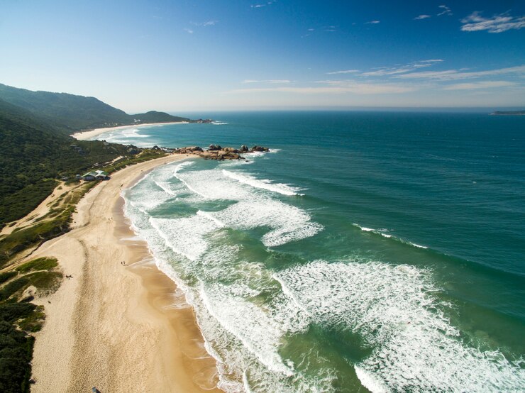 Vista aérea de la playa Mole (praia Mole) en Florianópolis, Santa Catarina, Brasil.
