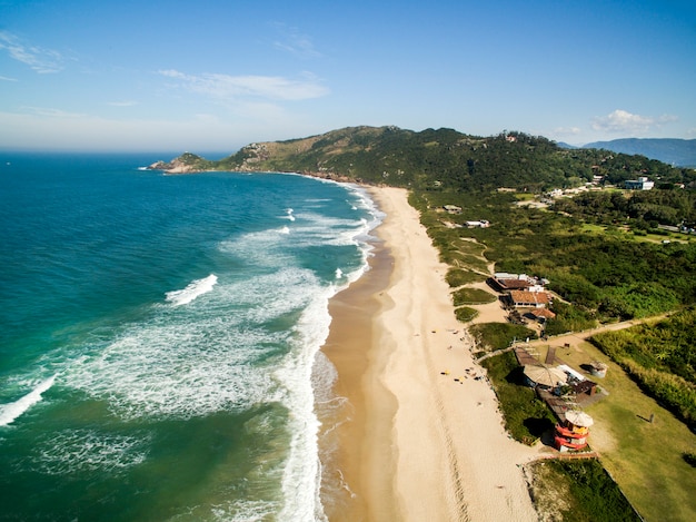 Vista aérea de la playa Mole (praia Mole) en Florianópolis, Santa Catarina, Brasil.