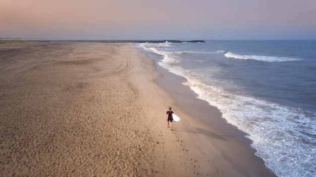 vista aérea en la playa de una mujer surfista