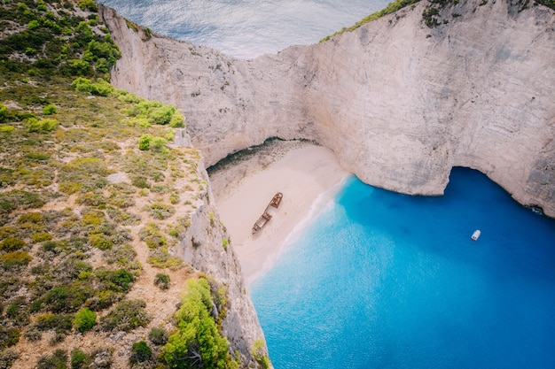 Vista aérea de la playa del naufragio de la bahía de Navagio en Grecia, Zakynthos