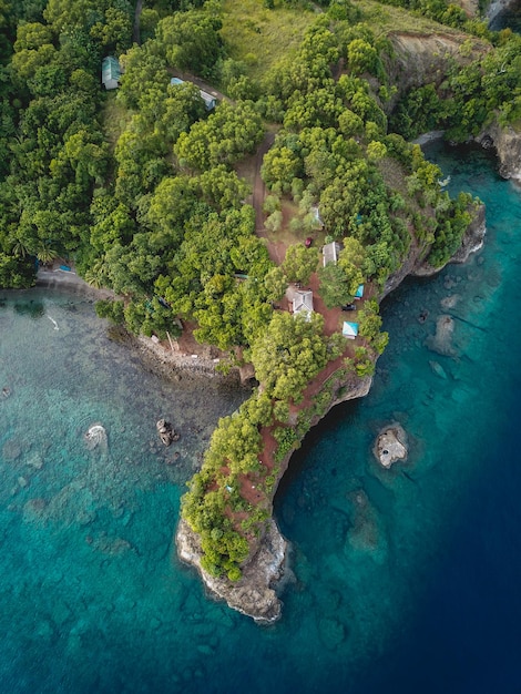 Foto vista aérea de la playa de pintu kota en la isla de airlou ambon maluku