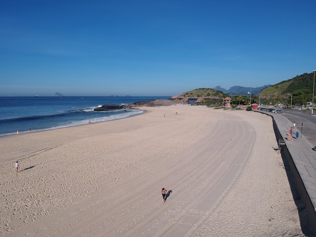 Foto vista aérea de la playa de piratininga en niterãƒâƒã‚â³i, rio de janeiro. día soleado. foto de drone.