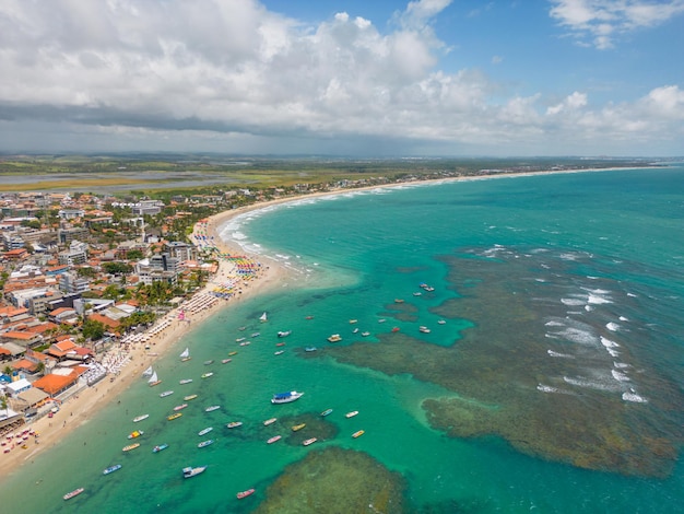 Vista aérea de la playa de Porto De Galinhas en la ciudad de Ipojuca Pernambuco Brasil