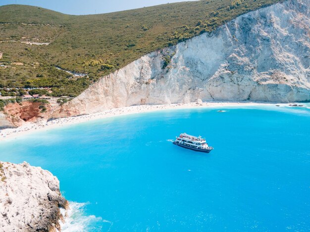 Vista aérea de la playa de porto katsiki con gente de crucero divirtiéndose