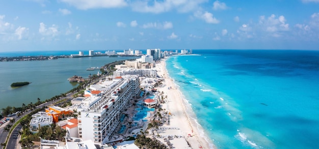 Vista aérea de la playa Punta Norte, Cancún, México. Hermosa zona de playa con hoteles de lujo cerca del mar Caribe en Cancún, México.