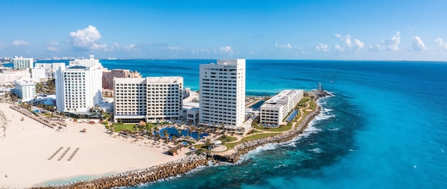 Vista aérea de la playa Punta Norte, Cancún, México. Hermosa zona de playa con hoteles de lujo cerca del mar Caribe en Cancún, México.
