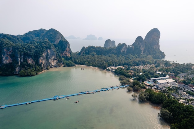 Vista aérea de la playa de Railay en día de verano en Krabi Tailandia