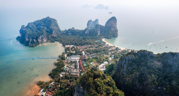 Vista aérea de la playa de Railay en día de verano en Krabi Tailandia