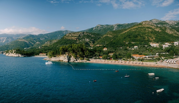 Vista aérea de la playa real de villa milocer montenegro