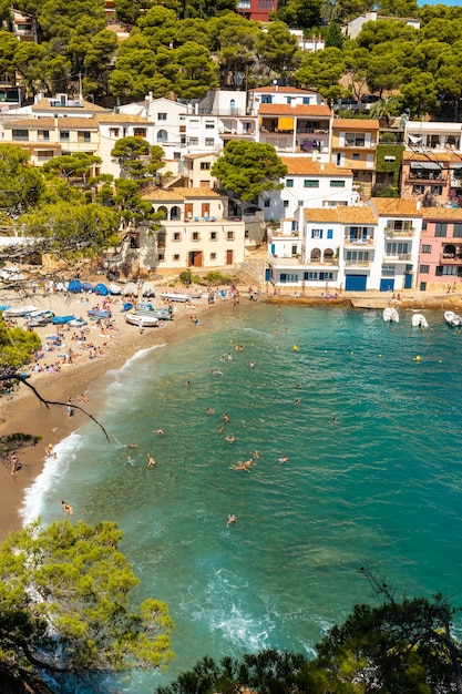 Vista aérea de la playa de Sa Tuna en la costa de Begur en verano, Girona en la Costa Brava de Cataluña en el Mediterráneo