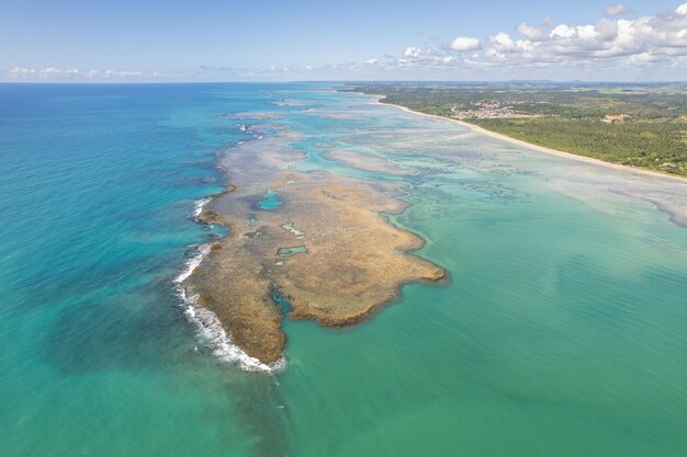 Vista aérea de la playa Sao Miguel dos Milagres, Alagoas, Brasil.