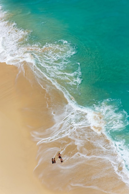 Vista aérea de la playa tropical abstracta con agua turquesa en la playa Kelingking Nusa Penida