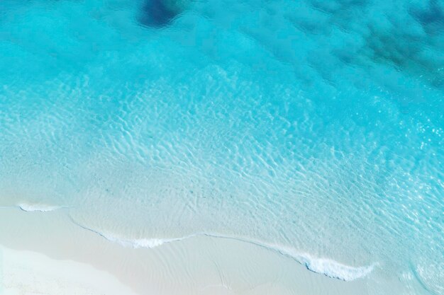 Vista aérea de la playa tropical con agua clara del océano